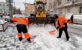 Коммунальные службы Москвы проводят работы по уборке снега