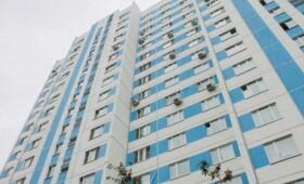 В Москве обновлены фасады 160 панельных домов позднесоветских серий