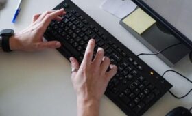 Врач Прокофьев предупредил о риске смерти на рабочем месте из-за переработок