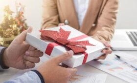 Эксперт Коломацкая рекомендовала избегать очень личных подарков в «Тайном Санте»