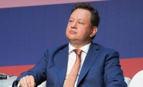 Зампред ВТБ Пьянов представил пьесу о проблеме курса рубля