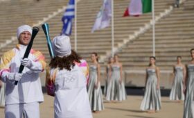 Олимпийский огонь передали организаторам ОИ-2026 в Италии