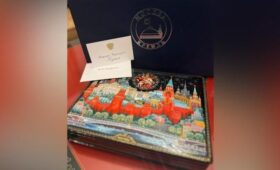 Захарова показала шкатулку, которую Путин подарил ей на 50-летие