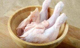 Эксперт Малоземов: мытье курицы перед готовкой способствует распространению бактерий