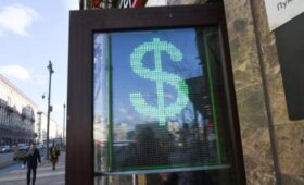 Внебиржевой курс доллара превысил 81 руб впервые с 18 ноября