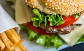 Врач Михалева: фастфуд опосредованно связан с риском появления волос на лице у девушек