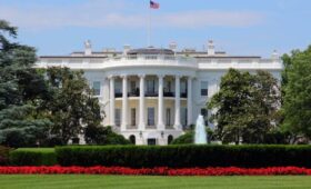 Axios: в США считают визит Зеленского в Великобританию затягиванием переговоров по Украине