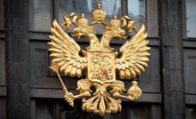 ГД рассмотрит проект об обязательном наличии креста на изображении герба РФ