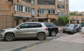 В ГД предложили запретить такси длительную стоянку во дворах многоквартирных домов