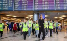 Детям участников СВО провели экскурсию в аэропорту Внуково