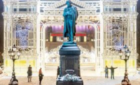 Восемь световых арок установили в центре Москвы в преддверии Нового года