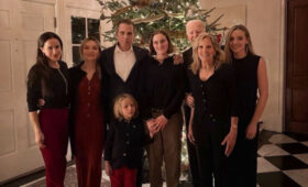 Байден спрятался на рождественской семейной фотографии