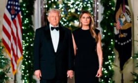 В Сети осудили Дональда и Меланию Трамп за «депрессивную» рождественскую открытку