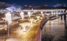 Столичные набережные украсили к новогодним и рождественским праздникам