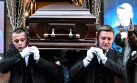 Народного артиста РФ Анатолия Лобоцкого похоронили на Троекуровском кладбище