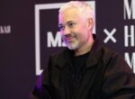 Стилист Рогов посоветовал носить металлические броши на меховых аксессуарах