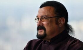 В России призвали присвоить Стивену Сигалу звание заслуженного артиста