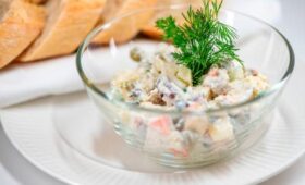 Около 70% россиян предпочитают готовить салат оливье с колбасой