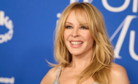 Песня Xmas певицы Кайли Миноуг возглавила рождественский хит-парад Британии