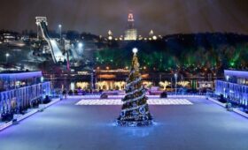 Свыше тысячи новогодних елей установлено в Москве