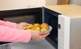 Врач Мухина: в микроволновке меняется молекулярная структура продуктов