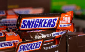 NYT: русскоязычные батончики Snickers появились в магазинах Лондона