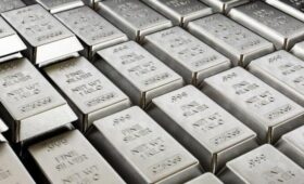 Биржевая стоимость серебра превысила 71 доллар впервые в истории