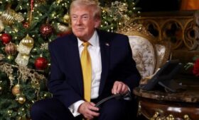 Трамп появился на публике с синяками на руках