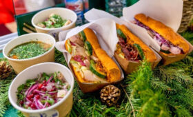 Москвичи могут попробовать блины с бужениной на фестивале «Путешествие в Рождество»