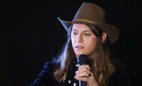 Стилист Лисовец решил отметить Новый год в красном нижнем белье