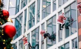 Деды Морозы и Снегурочки пришли к пациентам РДКБ