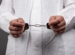 People: в США осудят врача за домогательства к пациентке