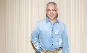 Стилист Рогов посоветовал носить маленькие сумки в Новый год