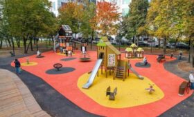 Детский городок и спортивные зоны обустроили в столичном парке «Янтарная горка»