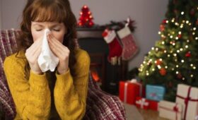 Врач Болибок: живая ель и искусственный снег в доме могут стать причиной аллергии