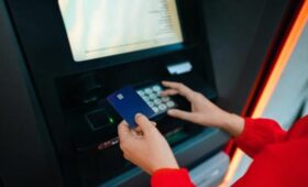 Проект о праве работника выбирать зарплатный банк внесли в ГД