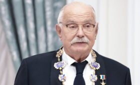 Михалков отказался раскрывать имя облившего Путина вином