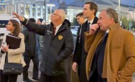 Россияне раскупили куртку с цитатой Путина, в которой Дмитриев гулял с Уиткоффом