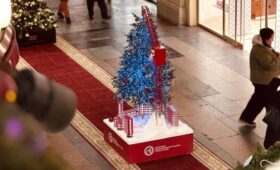 Строительный кран поднял новогоднюю елку в ГУМе над праздничным городом