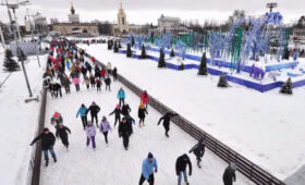 Специалисты-ледовары круглосуточно следят за состоянием катка на ВДНХ