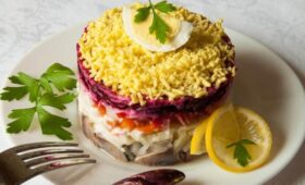 «Известия»: селедка под шубой станет самым выгодным салатом на Новый год