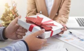 Адвокат Салкин: не отправившего подарок Тайного Санту ждет социальное осуждение