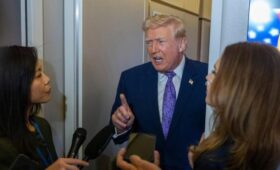 Трамп вышел к журналистам с пластырем на запястье