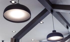 Столичная компания увеличила выпуск светильников благодаря федпроекту