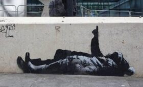 Новая работа Бэнкси появилась рядом с посольством России в Лондоне