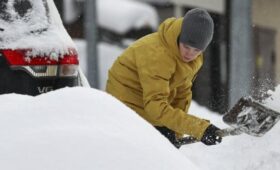 Эксперт Скрипник: откапывание машины из сугроба сжигает до 500 калорий в час