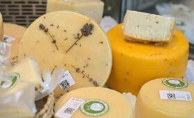 На ярмарках Москвы можно найти сыры более чем из 20 регионов России