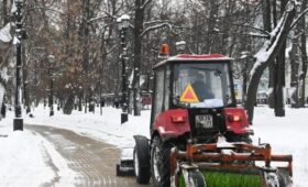 Городские службы Москвы ликвидируют последствия мощного снегопада