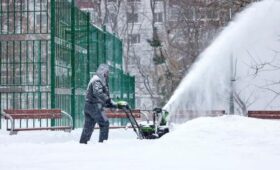 Коммунальные службы Москвы продолжают ликвидировать последствия снегопада