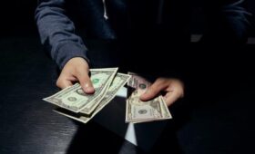 Экономист Зубец: американская валютная система стабильна